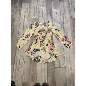 🥰💐 Beautiful Oddy Ivory Floral Blouse